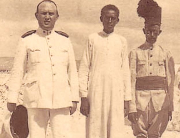 Giuseppe Marincola (L) pictured in Somalia with two Somalis